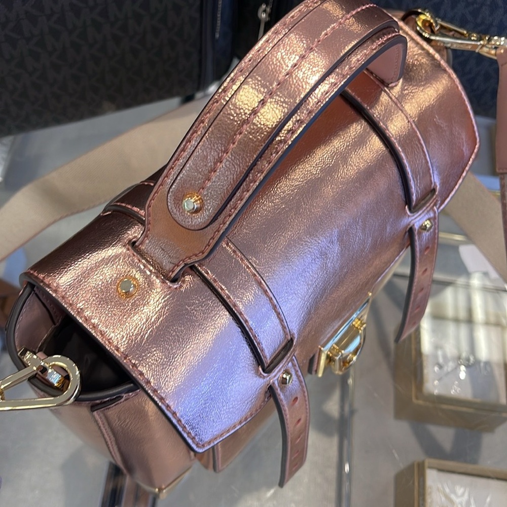 MICHAEL KORS
Manhattan Medium TH SCHOOL Crackled Metallic Leather SATCHEL
NWT - Picture 15 of 16